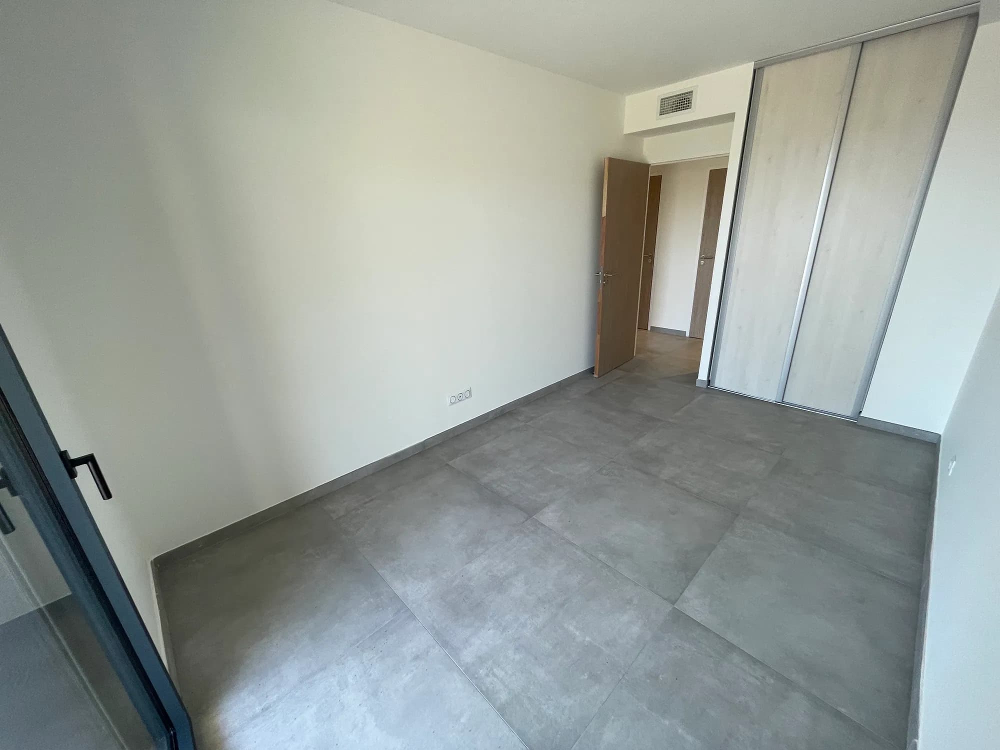 Deuxième chambre de l'appartement 002