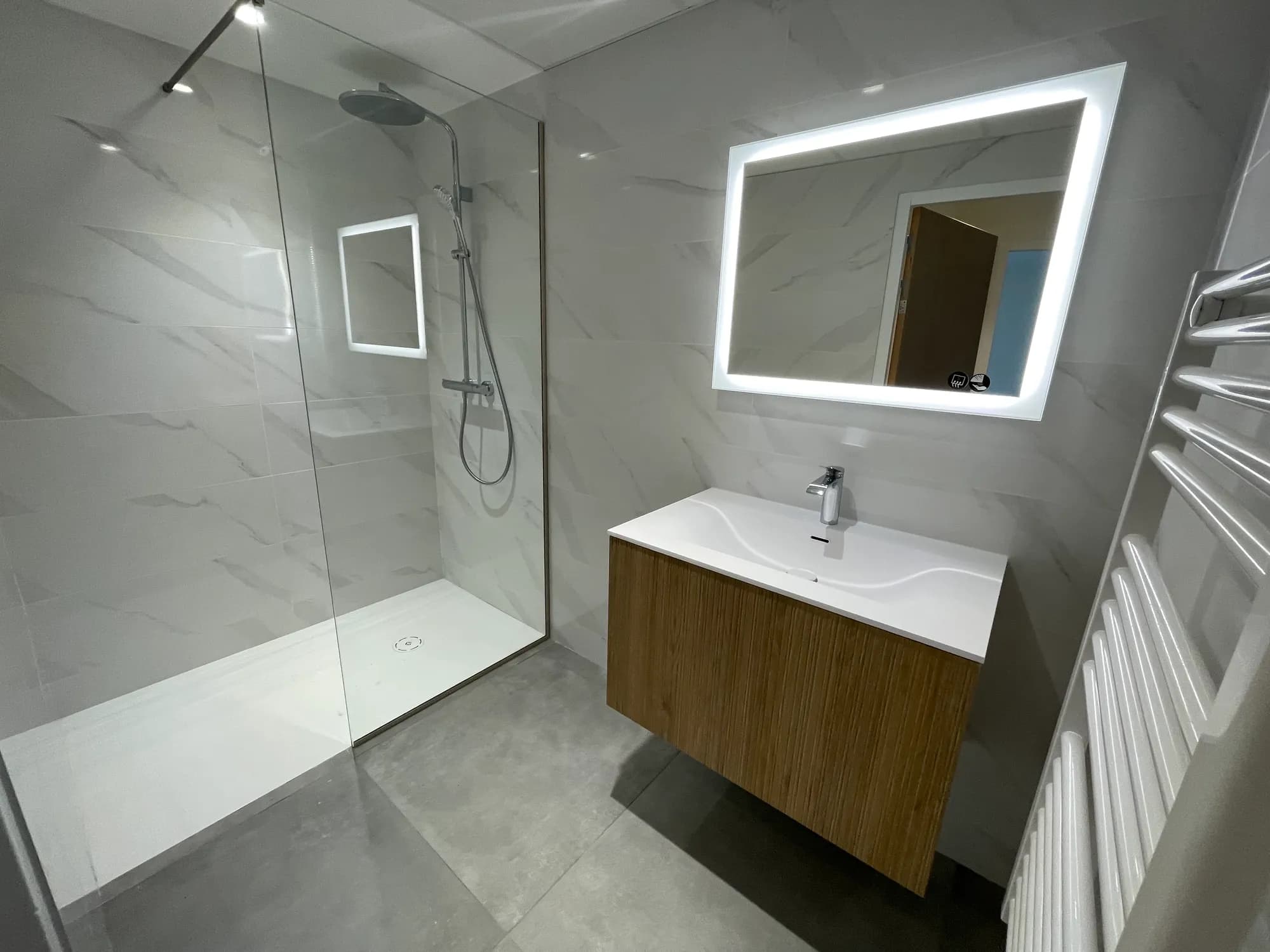 Salle d'eau de l'appartement 002