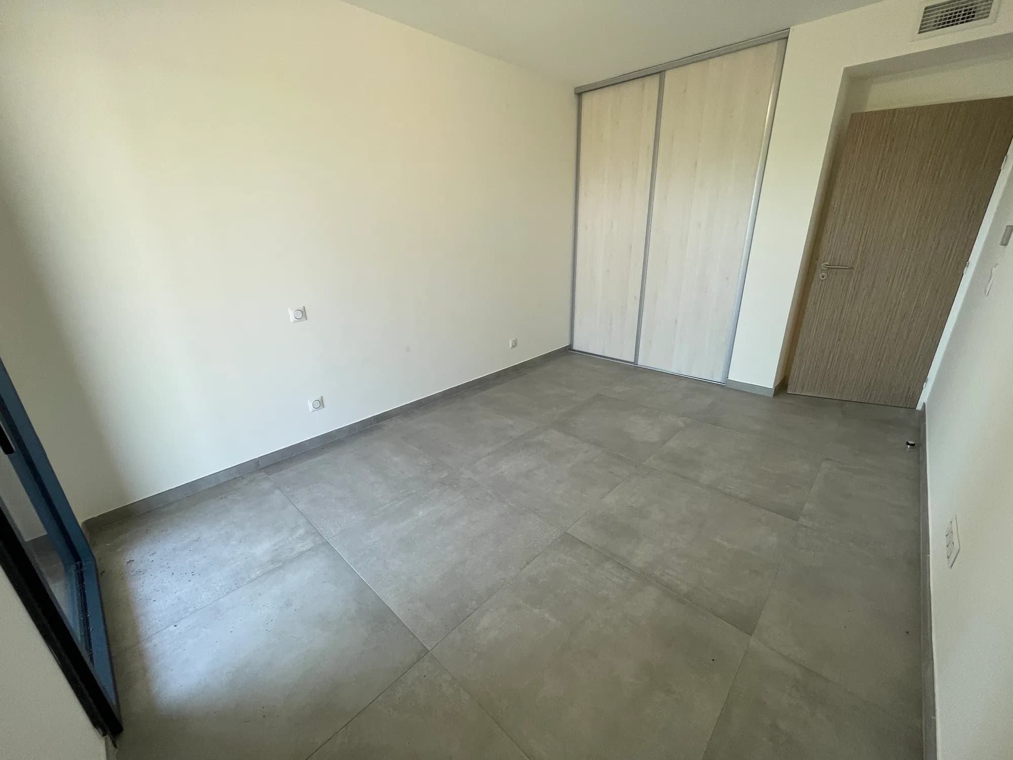 Deuxième chambre de l'appartement 104, avec son placard aménagé