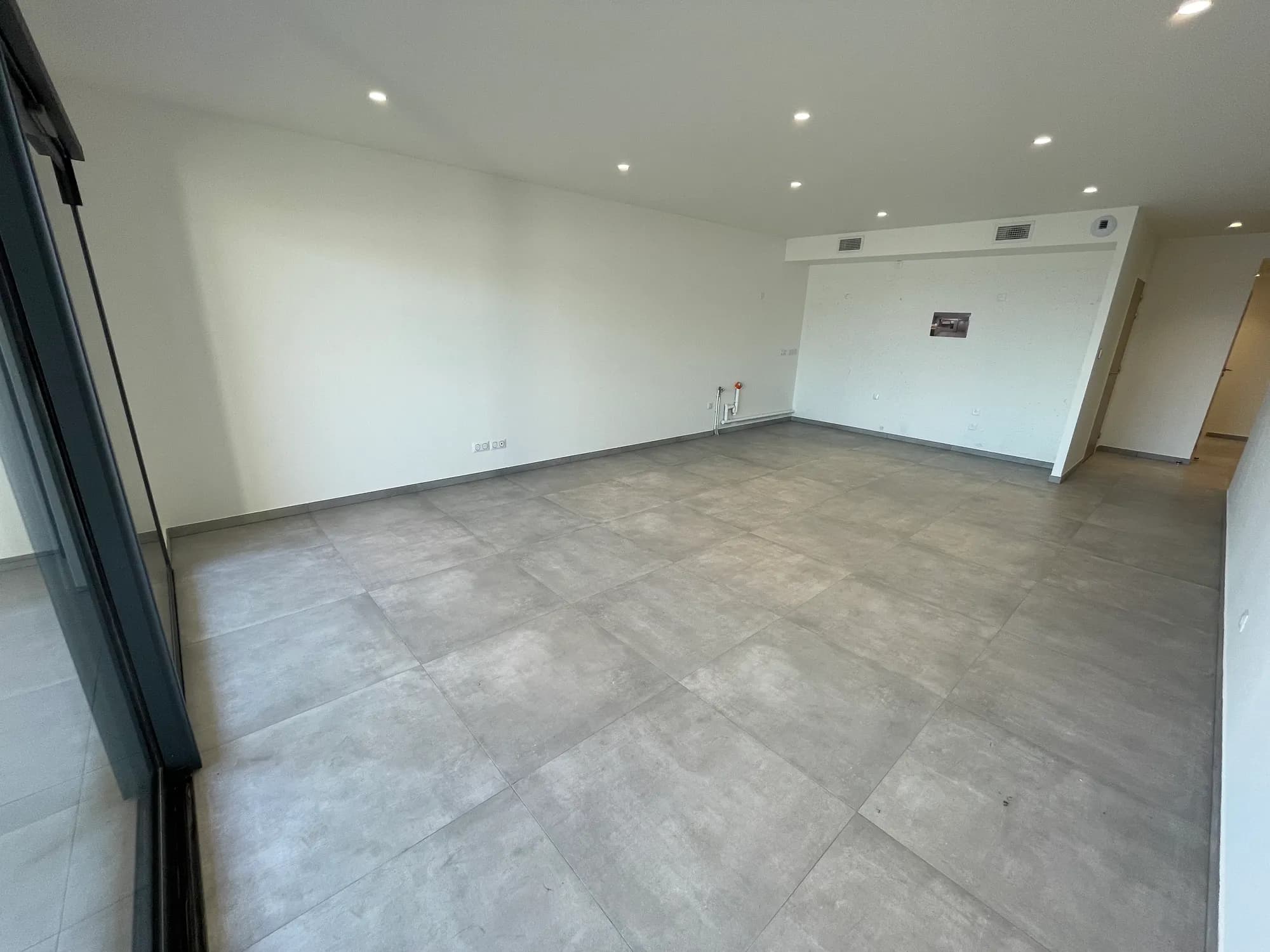 Séjour de l'appartement 104 vers la terrasse