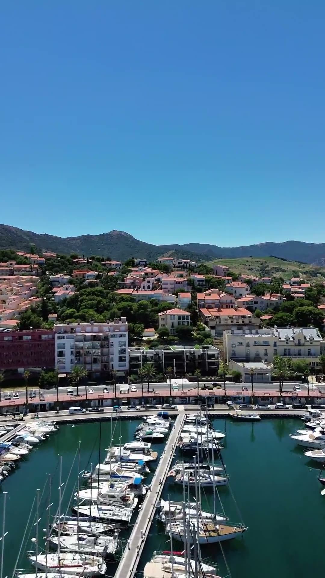 La résidence Cristal Plaisance vue du ciel, face au port de Banyuls-sur-Mer